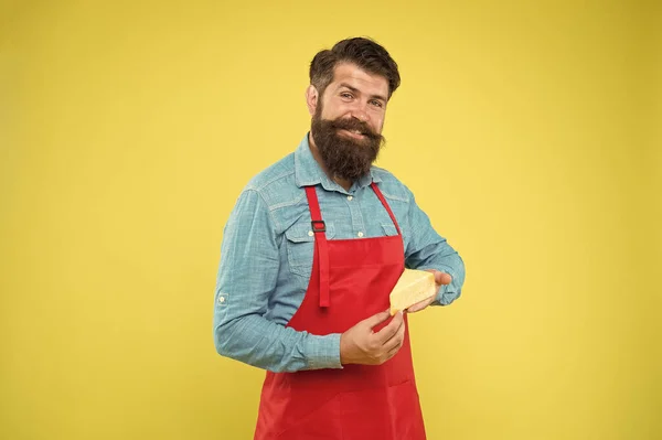 Ma nourriture préférée. Produit gastronomique. homme barbu heureux tenir du fromage. techniques de fabrication du fromage. fromager. hipster avec barbe dans un tablier de chef. Magasin d'alimentation laitière. Achats en ligne — Photo