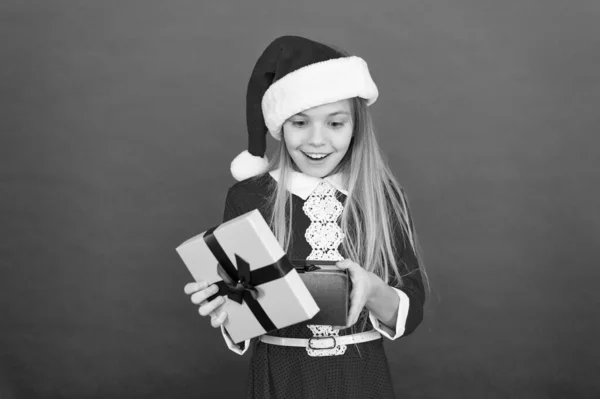 Веселое время года, что вы можете легко решать в веселой и организованной манере. Маленькая девочка с рождественским подарком. Концепция покупок. Зимняя традиция. Зимние каникулы. Подарок от Санты. Зимний сезон — стоковое фото