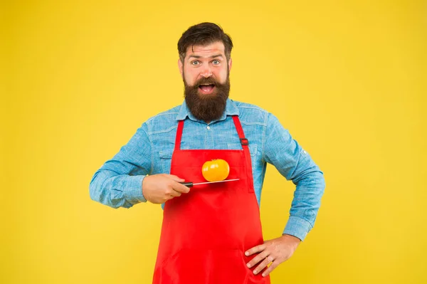 Sain et savoureux. Joyeux cuisinier tenir tomate jaune sur couteau. Une nourriture saine. Régime végétarien et régime. Légumes vitaminés. De saines habitudes alimentaires. Naturel et biologique — Photo