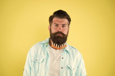 Sakallı ve mandallı bir adam. Dekor ve aksesuar. Sakal şekillendirme ürünü. Sinir bozucu bir duygu. Derisi tahriş olmuş. Merhem ve losyon. Kılık değiştirme standartları. Cilt bakımı. Berber ipuçları. Uzun sakallı.