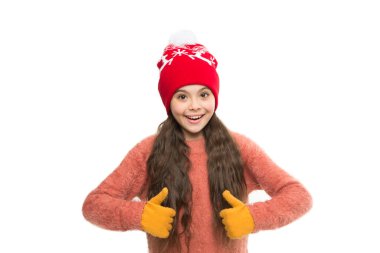 Soğuk hava için mükemmel bir görüntü. Bu kış için son trendler. Mutlu çocuk örgü giyer. Örgü örmeyi seviyorum. Noel havasında. Küçük kız uzun saçlı, beyaz tenli. Sıcak ve rahat. İhtiyacın olan tek şey eldiven.