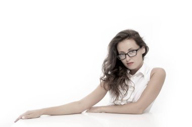 Kırmızı dudaklı, gözlüklü seksi kadın. Ofis hayatı konsepti. Masadaki öğretmen ya da öğrenci kız. Moda ve kuaför güzellik salonu. İşletme müdürü beyazla izole edilmiş. İş kadınıyım. Boşluğu kopyala