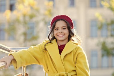 Sadece iyi titreşimler. Harika bir ses. Kulaklık takan şehir geçmişi olan bir kız. Stereo sesi. Sonbahar çocuk kıyafetleri müziğin tadını çıkarıyor. Müzik dinleyen küçük kız, en sevdiği şarkının tadını çıkar.