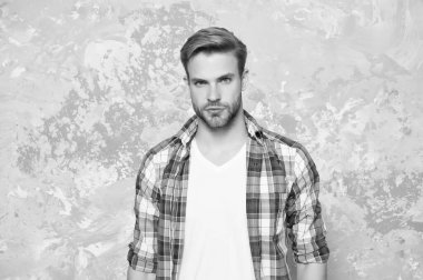 Adam çok iyi görünüyor. Adamın soyut arkaplanı. Sıradan tarzda yakışıklı bir adam. Sakallı, tıraşsız bir adam. Berber dükkanı. Beyaz adam ekose gömlek giyiyor. Moda ve tarz. Kendin ol.