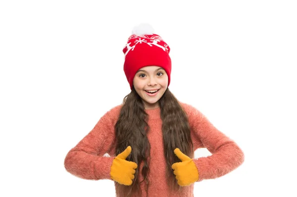 Look perfetto per il freddo. ultime tendenze per questo inverno. bambino felice indossare maglieria. Adoro lavorare a maglia. di buon umore natalizio. bambina capelli lunghi isolati su bianco. caldo e accogliente. Ti servono solo i guanti. — Foto Stock