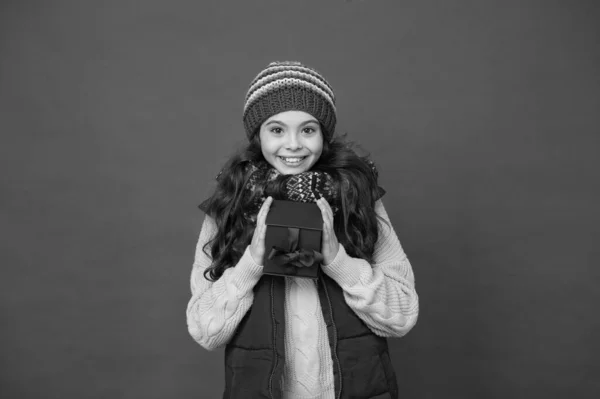 Modewinkel. Vrolijk glimlachend kind lang haar in stijlvolle outfit. Wintergarderobe. Wintermode. Hipster mode trend. Fijne wintervakantie activiteit. Ik voel me warm en gelukkig. Comfortabele stijl — Stockfoto