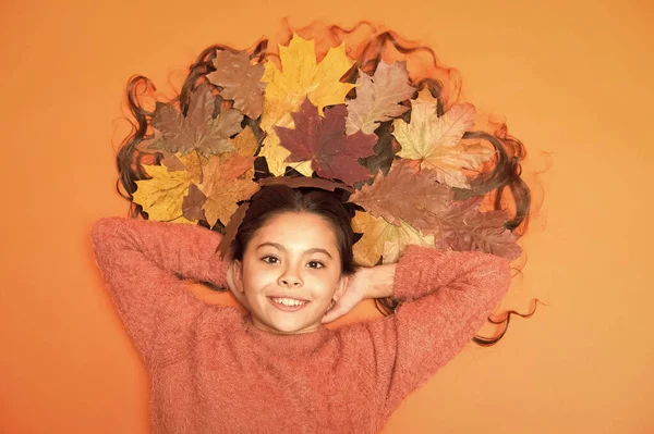 Maschera idratante. Suggerimenti per la cura dei capelli aggiungere alla routine caduta. Bambina bambino piccolo splendidi capelli lunghi e foglie d'acero cadute. Trattamento di condizionamento profondo per combattere statica e grovigli che vengono con caduta — Foto Stock