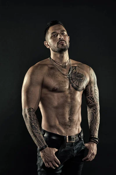 Fitness 'e adanmıştır. İspanyol görünümlü erkek model. Spor salonunda antrenman. Moda tarzı saç stili olan bir adamın moda portresi. Arzu ve baştan çıkarma. Yakışıklı ve vahşi bir adam. Vücut geliştirme spor konsepti