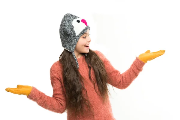 哇哦自制针织。小顽皮的小女孩在冬天面带微笑。时尚的概念。被白色隔离的可爱的美丽。在任何天气下都要暖和。让它下雪。滑雪胜地。准备寒假吧 — 图库照片