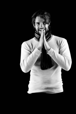 Sakallı ve bıyıklı adam gülümsüyor ya da gülüyor