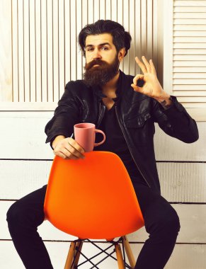 Kafkasyalı vahşi hippi elinde bardak ya da kupa tutuyordu.