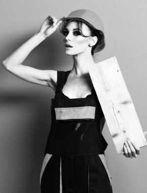 Çok tatlı seksi müteahhit kız.