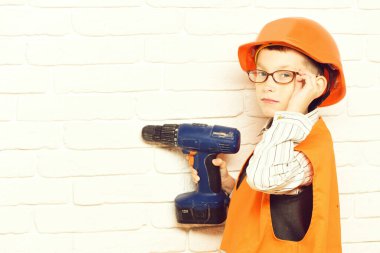 Genç, şirin inşaatçı çocuk.