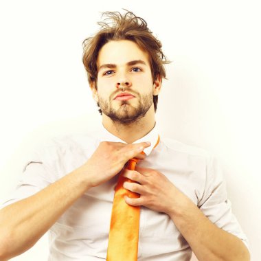 Kafkasyalı turuncu kravatlı maço.