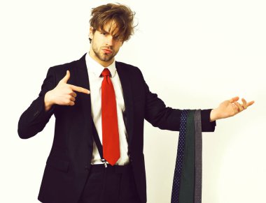 Sakallı, maço, şık takım elbiseli, kravatlı bir adam.