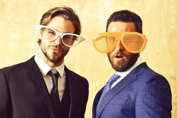 Όμορφος γενειοφόρος επιχειρηματίες με αστεία γυαλιά — Φωτογραφία Αρχείου
