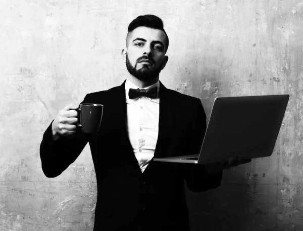 단정 한 수염을 가진 변호사가 커피와 노트북을 들고 있다 — 스톡 사진