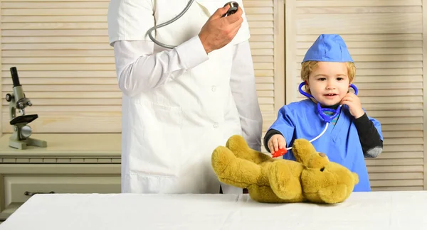 Trattamento e concetto di infanzia. Maschio in cappotto chirurgico — Foto Stock