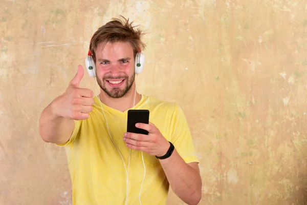 Hipster de ojos azules con estilo con teléfono inteligente. —  Fotos de Stock