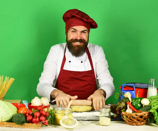 Hemlagat matkoncept. Chef med pasta, grönsaker och deg — Stockfoto