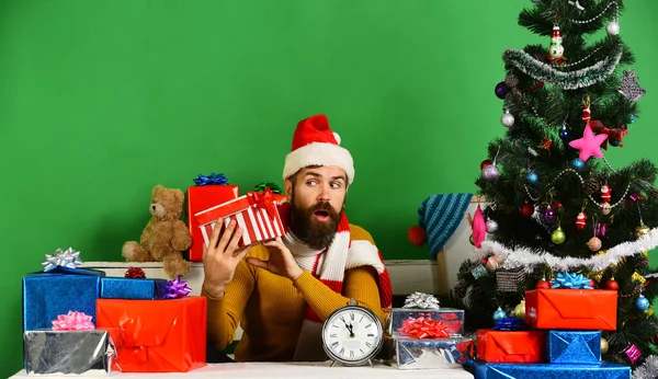 Mikołaj trzyma pudełko prezentów. Święty Mikołaj trzyma prezenty — Zdjęcie stockowe