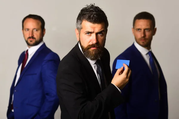 Homens com barba e rostos determinados anunciam empresa e parceria — Fotografia de Stock