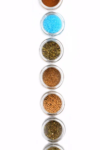 파프리카, 소금, 소금, 소금, 렌치 겨자가 들어 있는 유리 용기 — 스톡 사진