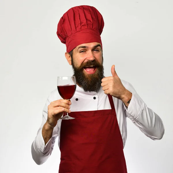 Laga mat med glada ansikte i vinröd uniform dricker alkohol. — Stockfoto