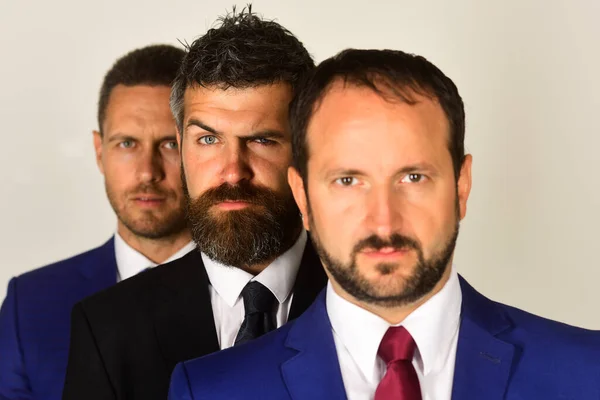 Homens com barbas e rostos suspeitos representam a liderança da empresa — Fotografia de Stock