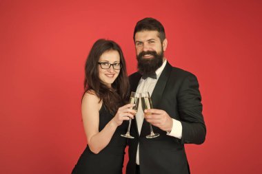 Aile Sevgililer Günü 'nü kutluyor. Romantik bir ilişki. Aşk konsepti. Aşklarını kutluyorlar. Kutlama vesilesi. Birbirine aşık çiftler köpüklü şarap içer. Eş camı tutar. Mutlu evlilik yıldönümleri