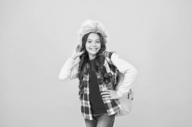 Okuldaki kış etkinlikleri. Dönem için öğrenme hedeflerini yansıt. Kış eğlencesi ve aktiviteleri. Çocuk öğrenci yumuşak şapka mevsiminin tadını çıkar. Çocuk şapka takıyor ve kulaklık takıyor. Kış tatili