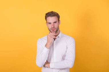 Beyaz gömlekli kendine güvensiz adam saçını taradı, erkek güzeli.