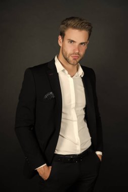 İş koçu. Yakışıklı bir CEO 'ymuş. Başarılı ve karizmatik bir avukat. Liderlik ve iş kavramı. Profesyonel gibi para kazanmak. İş adamları. Ciddi motivasyona sahip bir girişimci. İş adamı resmi takımı