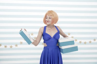 Elinde hediye kutuları olan çılgın bir kız. Boks günü konsepti. Güzel kız bugünü seçmeye bayılıyor. Her tatil için herhangi bir hediye. Her kutu yeni bir seçenek getirir. Seçim senin.