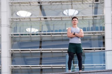 Spor seansından sonra yakışıklı fit adam, spor giyim koleksiyonu konsepti