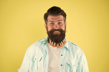 Tımar etmeyi seviyorum. Kendimi seviyorum. Sakalı sevgiyle tedavi et. Sevgililer Günü. Berber dükkanı konsepti. Kuaför salonu. Saç stili kılavuzu. Adam sakallı mandal topluyor. Kalpleri mandallı zalim bir hippi.