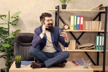 Gezici konuşma. Öğle yemeği zamanı mutluluk zamanıdır. Zihinsel refah ve rahatlama. Adam sakallı yönetici resmi takım elbise lotus pozu rahatlatıcı. Çok rahatladım. Kişisel bakım. Psikolojik yardım. Rahatlama teknikleri