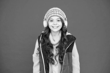 Kış için müzik. Mutlu çocuk müzik dinle. Küçük kız müzik çalarken kulaklık takıyor. Eğlence ve eğlence. Yeni teknoloji. Modern hayat. Çocuklar için açık hava müzik aktiviteleri