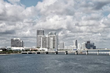 Şehir ve köprü nehrin üzerinde