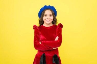 Klasik Fransız beresi takan mutlu çocuk ve moda çekimi için poz veriyor, çocukluk.