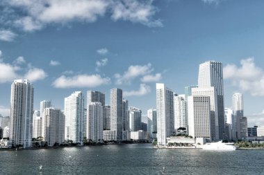 Bayside 'da gökdelenleri olan deniz manzarası