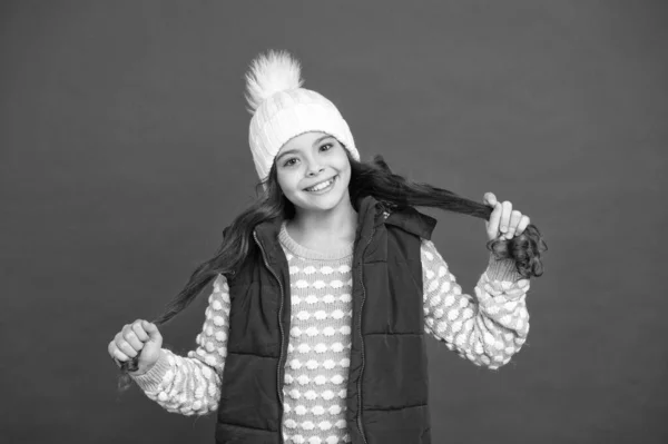 따뜻하고 행복하다. 아늑하고 질긴 옷을 입은 쾌활 한아이. 아이들을 위한 겨울 패션. 어린 시절의 행복. 행복 한 겨울 휴가와 활동. 일기 예보. 고품질의 뜨개질 반바지 — 스톡 사진