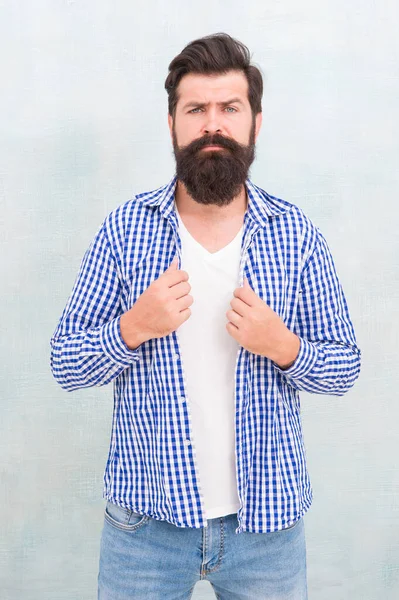 Baard man met trendy baard haar in casual mode stijl, brutaal — Stockfoto