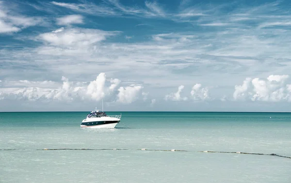 푸른 물 위에 배를 타고 있는 이색적 이고 아름다운 해변의 매혹적 인 밝은 경치 — 스톡 사진