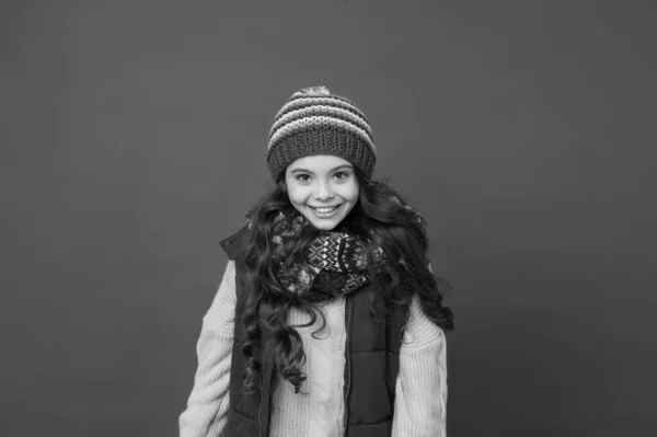 Bem-vindo inverno em grande estilo. Criança feliz no estilo de inverno. Menina com olhar bonito. Estilo e moda. Tendências da moda para o tempo frio. Estilo elegante para uma sensação confortável — Fotografia de Stock