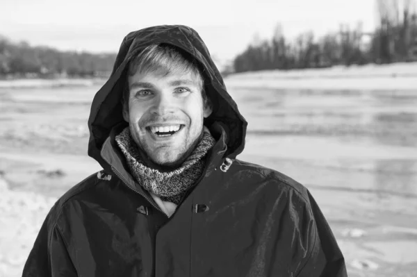 La pêche sur glace est une tradition hivernale. Veste chaude homme clair fond de glace solide. Exploration des régions polaires. Destinations hivernales. Mesures de sécurité. Explorateur polaire. Vêtements hiver pour hommes. Tenue d'hiver — Photo