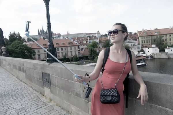 Kobieta robić selfie ze smartfonem w Praga, Czechy — Zdjęcie stockowe