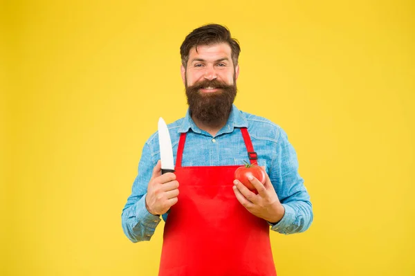 Organiczne gotowanie. Szczęśliwy człowiek trzyma pomidora i nóż. Gotowanie wegetariańskiego jedzenia. Zdrowa dieta i dieta. Organiczny przepis. Gotować naturalny sposób ze zdrowych składników — Zdjęcie stockowe