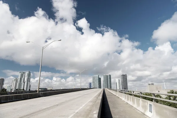 Autoroute avec gratte-ciel sur le ciel — Photo