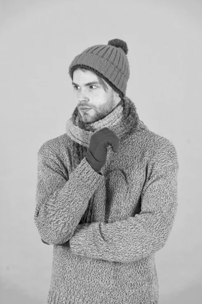 Casualmente guapo. Hombre guapo sin afeitar chico usar accesorios de invierno sobre fondo azul. Venta temporada de invierno. Hipster bufanda sombrero de invierno de punto y guantes. Concepto de compras. Expresión emocional —  Fotos de Stock